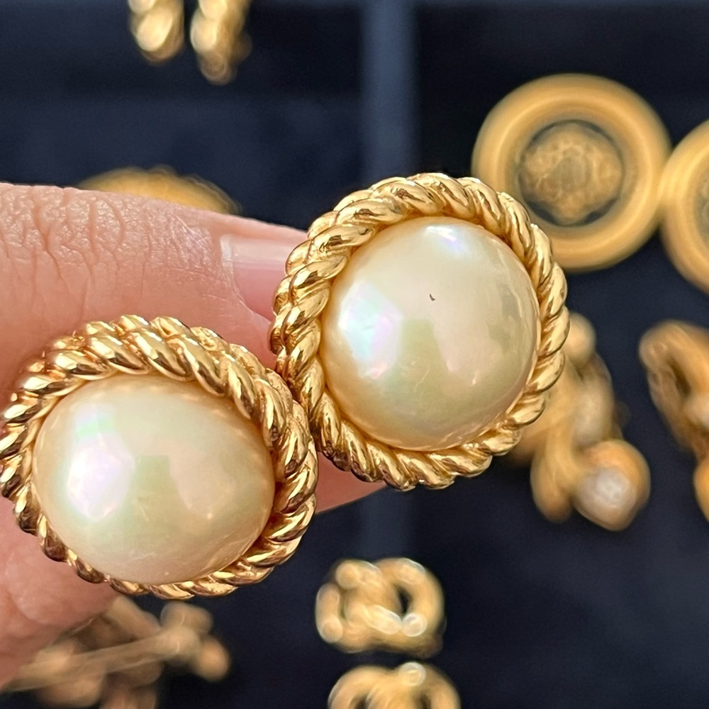Authentic Vintage Dior Classic Round Pearl Braided Gold Edge Clip-On Earrings - Picture 5 of 8